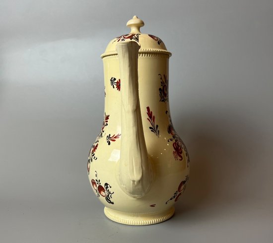 Una caffettiera in ceramica dipinta a motivi floreali della fine del XVIII secolo. Forse Yorkshire. c.1770