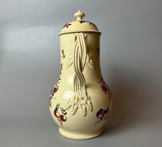 Una caffettiera in ceramica dipinta a motivi floreali della fine del XVIII secolo. Forse Yorkshire. c.1770