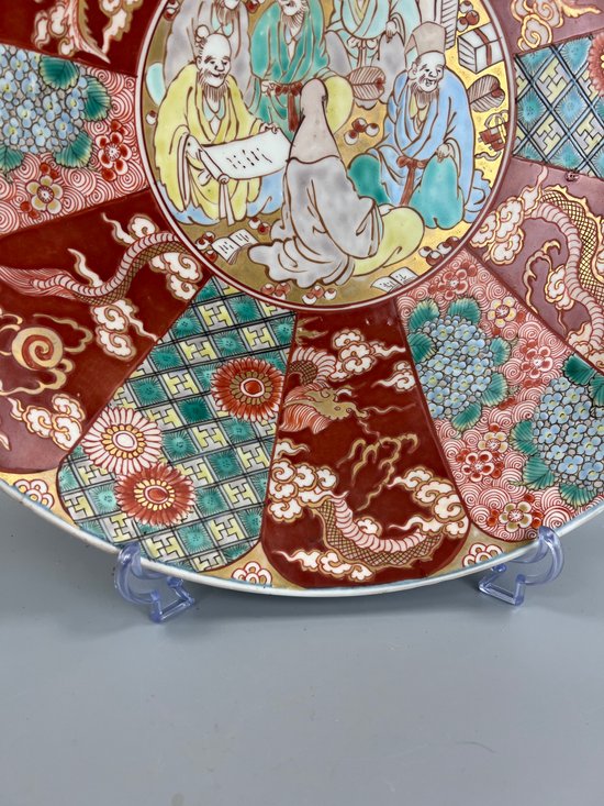 Un plat japonais d'époque Meiji à décor de personnages, dragon et oiseau Hou-ou