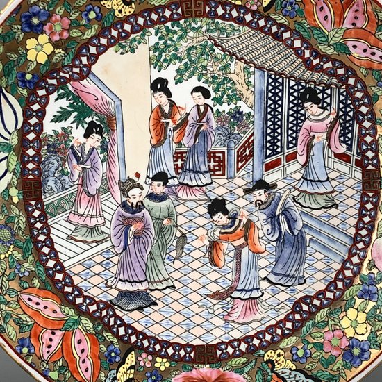 Ein feines Qing 19thc. Canton Famille Rose Platzteller, bemalt mit einer höfischen Szene.