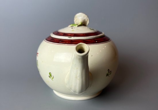 Eine Leeds Creamware Ovoid Teekanne und Deckel, um 1775, mit verschlungenen Griffen.