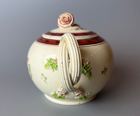 Eine Leeds Creamware Ovoid Teekanne und Deckel, um 1775, mit verschlungenen Griffen.