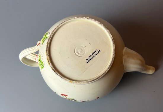 Eine Leeds Creamware Ovoid Teekanne und Deckel, um 1775, mit verschlungenen Griffen.