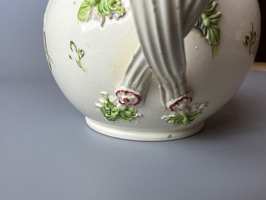 Eine Leeds Creamware Ovoid Teekanne und Deckel, um 1775, mit verschlungenen Griffen.