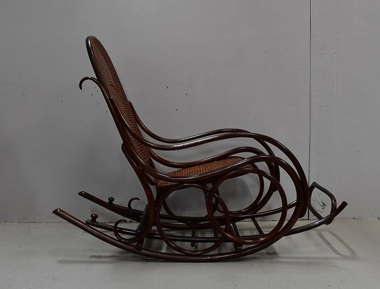 Sedia a dondolo e poggiapiedi in legno di faggio, spirito Thonet - 1900