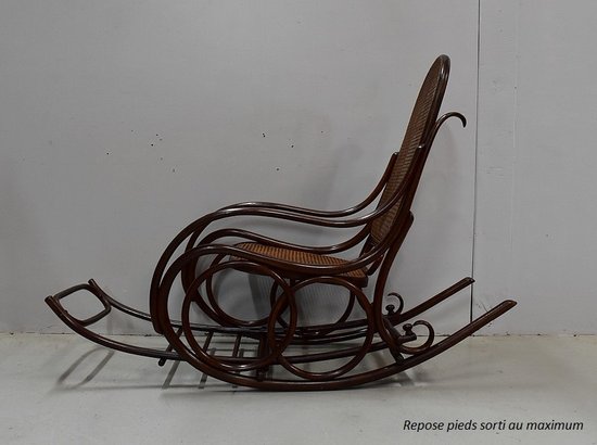 Sedia a dondolo e poggiapiedi in legno di faggio, spirito Thonet - 1900