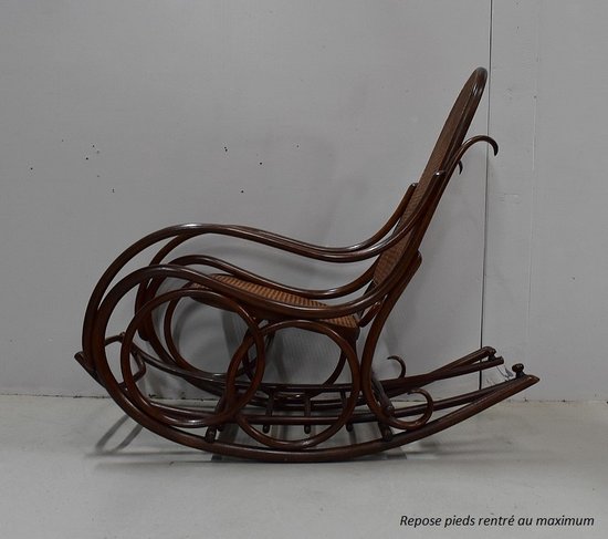 Sedia a dondolo e poggiapiedi in legno di faggio, spirito Thonet - 1900