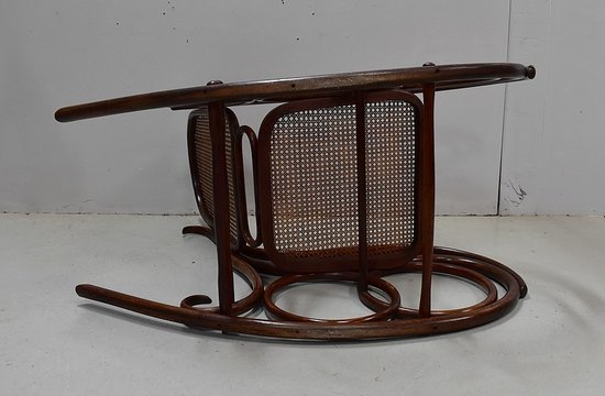 Sedia a dondolo e poggiapiedi in legno di faggio, spirito Thonet - 1900