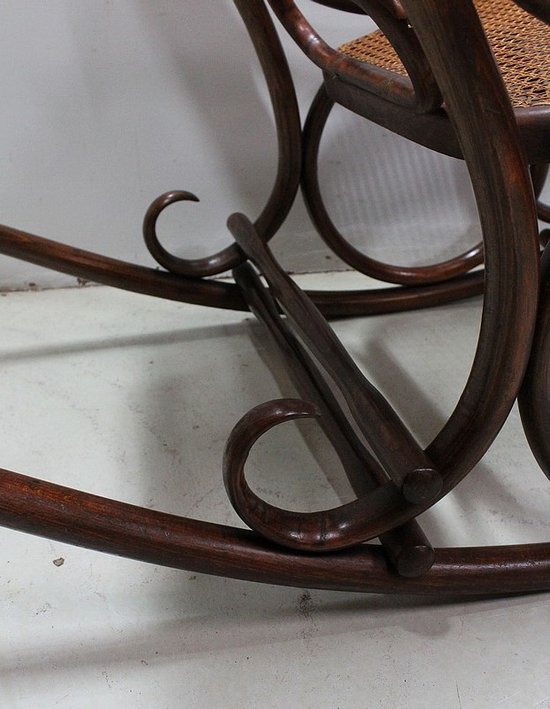 Sedia a dondolo e poggiapiedi in legno di faggio, spirito Thonet - 1900