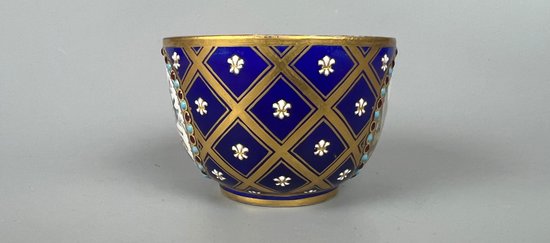 Une belle coupe ornée de bijoux de style Sèvres, peinte de scènes militaires et de trophées.