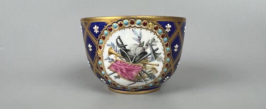 Une belle coupe ornée de bijoux de style Sèvres, peinte de scènes militaires et de trophées.