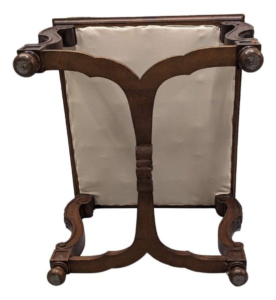 Tabouret De Style Louis XIV Recouvert De Tapisserie