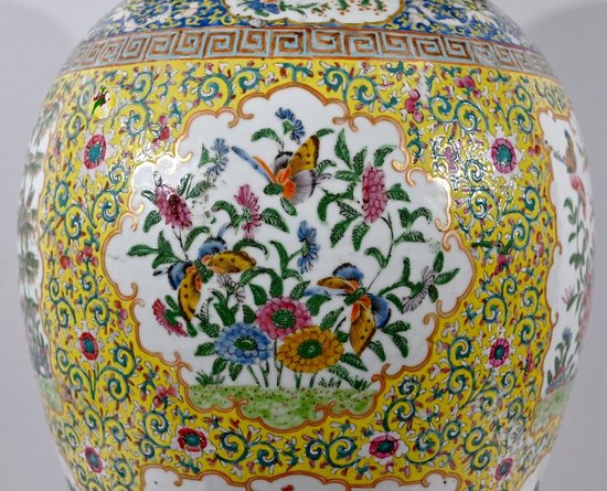 Important Porcelain Vase, Canton - Late 19th Century