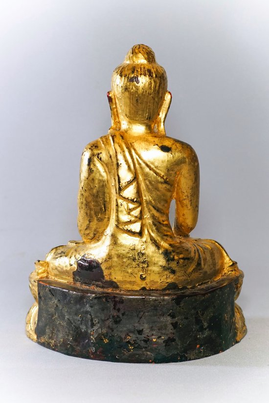 Bouddha de Birmanie en bois laqué doré à la feuille d'or 