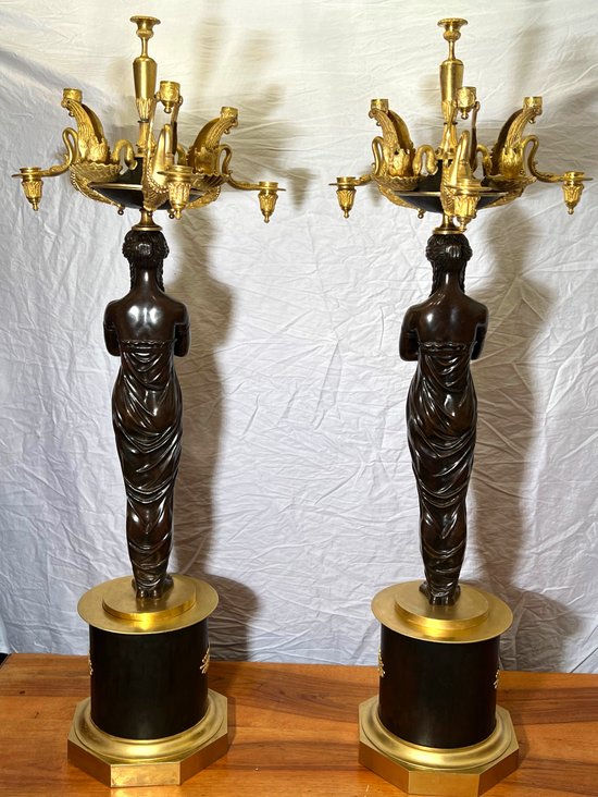 Coppia di importantissimi candelabri in bronzo dorato e patinato di epoca Impero