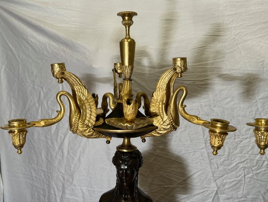 Coppia di importantissimi candelabri in bronzo dorato e patinato di epoca Impero