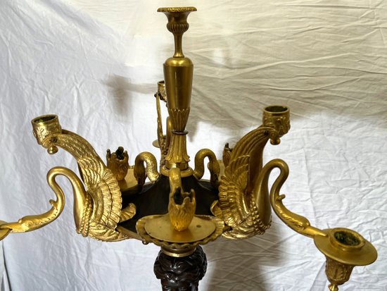 Coppia di importantissimi candelabri in bronzo dorato e patinato di epoca Impero