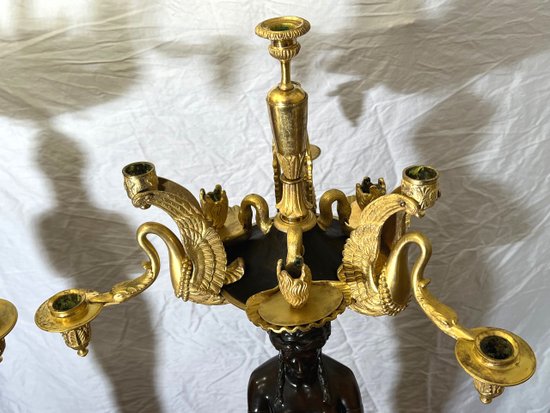 Coppia di importantissimi candelabri in bronzo dorato e patinato di epoca Impero