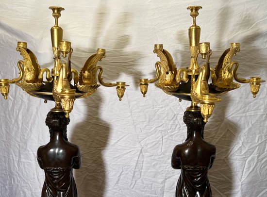 Coppia di importantissimi candelabri in bronzo dorato e patinato di epoca Impero