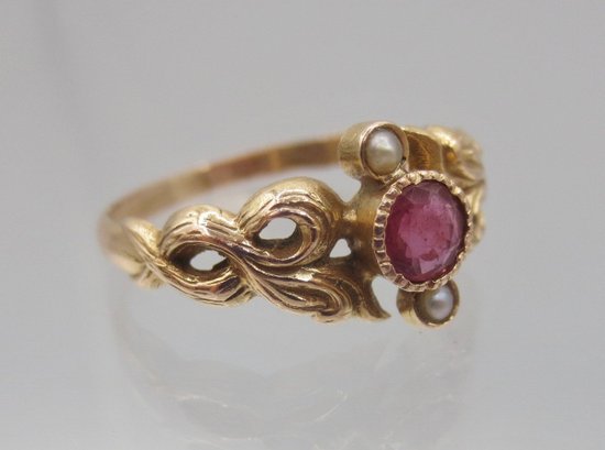 Garnet and pearl ring, 19th Century.