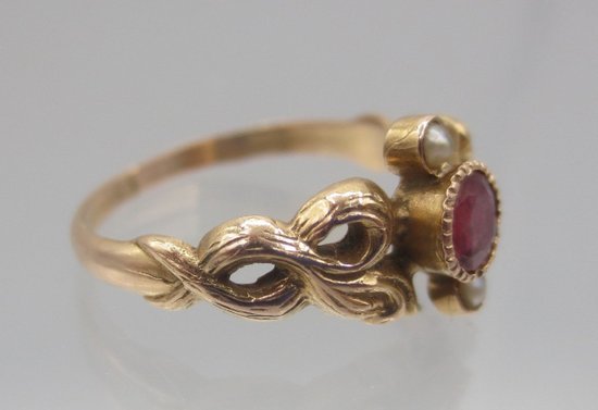 Garnet and pearl ring, 19th Century.