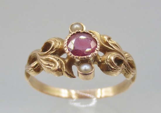 Garnet and pearl ring, 19th Century.