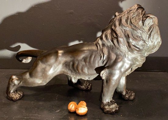 Lion marchant en bronze