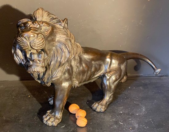 Lion marchant en bronze