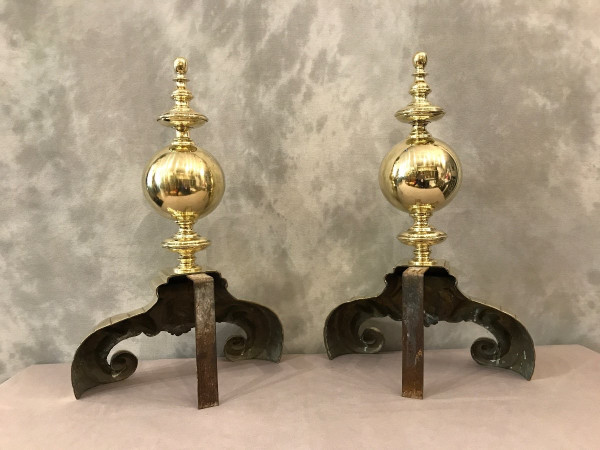 Coppia di grandi candelabri in ottone lucido di modello olandese del XIX secolo