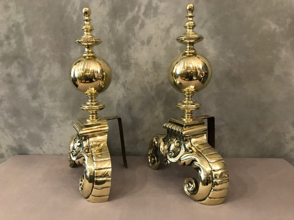 Coppia di grandi candelabri in ottone lucido di modello olandese del XIX secolo