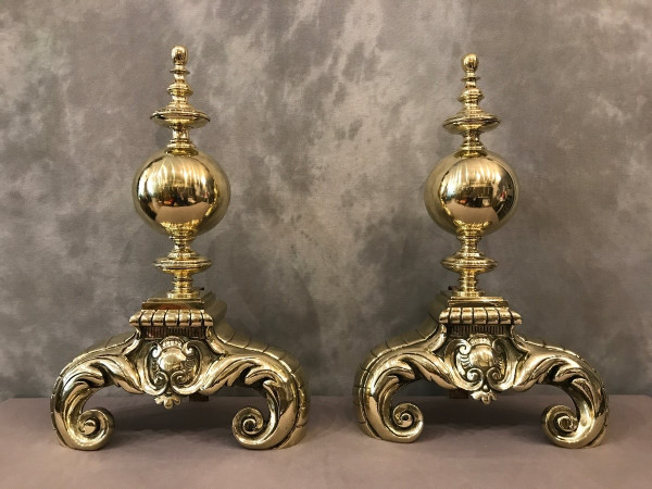 Coppia di grandi candelabri in ottone lucido di modello olandese del XIX secolo