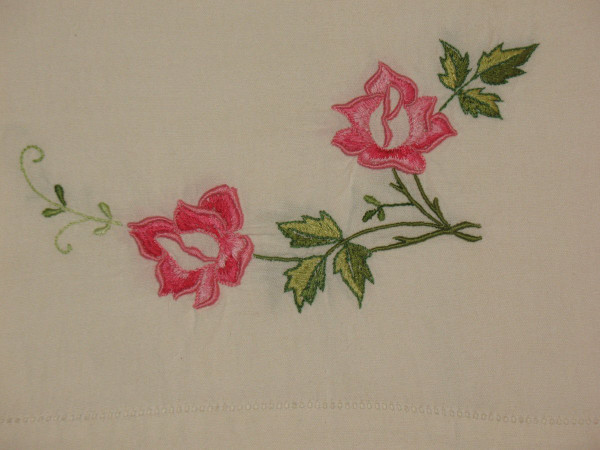 Ensemble de 2 draps brodés et leurs taies d'oreillers  décor de roses brodées  époque 20ème