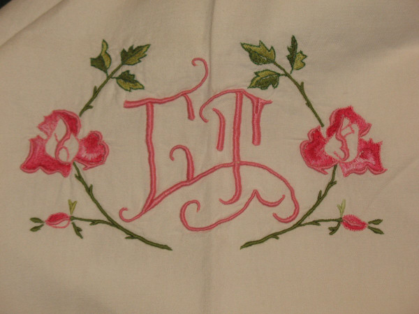 Ensemble de 2 draps brodés et leurs taies d'oreillers  décor de roses brodées  époque 20ème