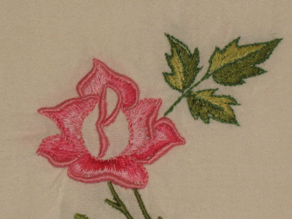 Ensemble de 2 draps brodés et leurs taies d'oreillers  décor de roses brodées  époque 20ème