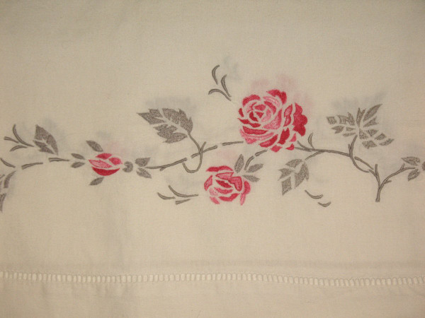 Ensemble de 2 draps brodés et leurs taies d'oreillers  décor de roses brodées  époque 20ème