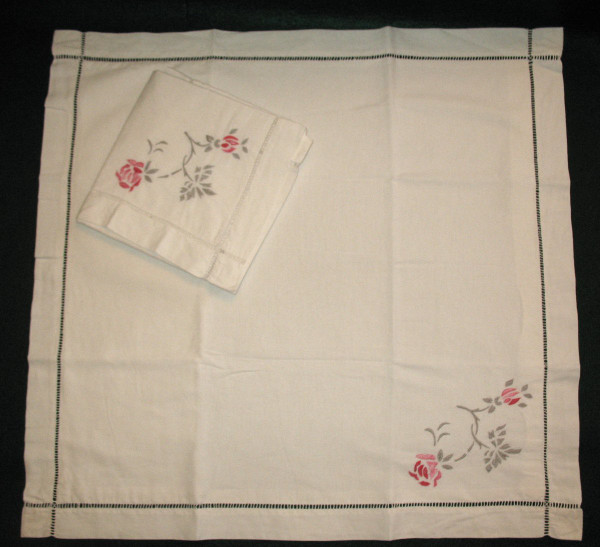 Ensemble de 2 draps brodés et leurs taies d'oreillers  décor de roses brodées  époque 20ème