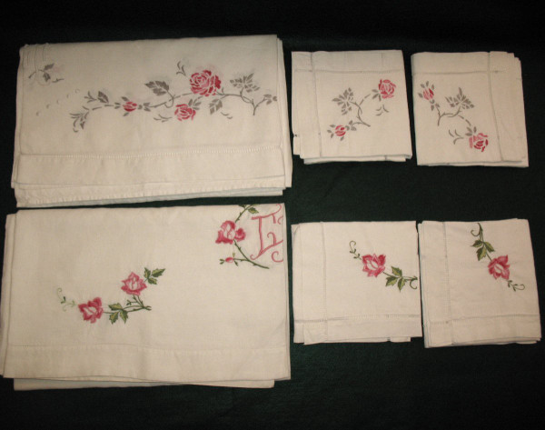 Ensemble de 2 draps brodés et leurs taies d'oreillers  décor de roses brodées  époque 20ème