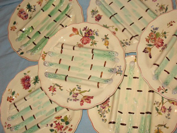 Set of 8 plates with compartments in Longchamp earthenware from the 19th century for asparagus