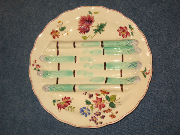 Set of 8 plates with compartments in Longchamp earthenware from the 19th century for asparagus