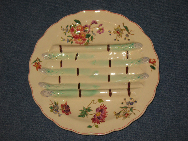 Set of 8 plates with compartments in Longchamp earthenware from the 19th century for asparagus