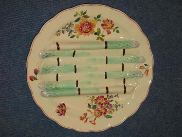 Set of 8 plates with compartments in Longchamp earthenware from the 19th century for asparagus