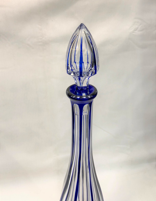 Grande carafe ancienne en cristal de BACCARAT doublé bleu, modèle MALMAISON 46 cm