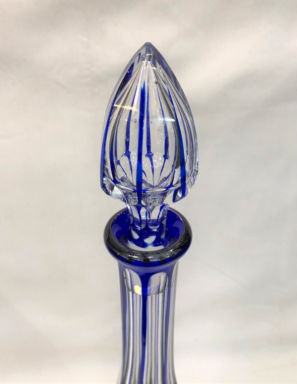 Grande carafe ancienne en cristal de BACCARAT doublé bleu, modèle MALMAISON 46 cm