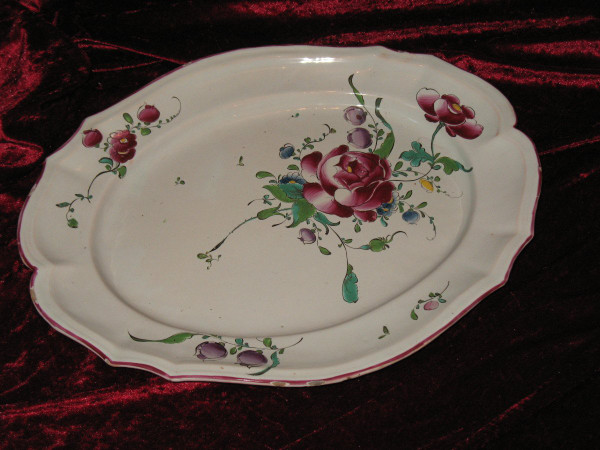 Oval dish in Sceaux earthenware from the 18th century with polychrome floral decoration