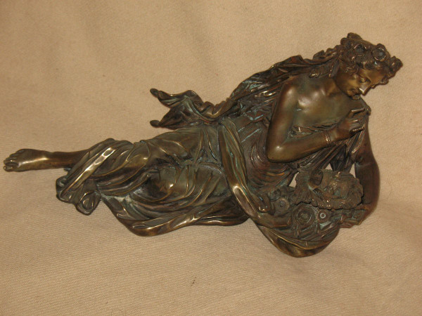 Scultura in bronzo di donna in stile antico con nido d'uccello, XIX secolo