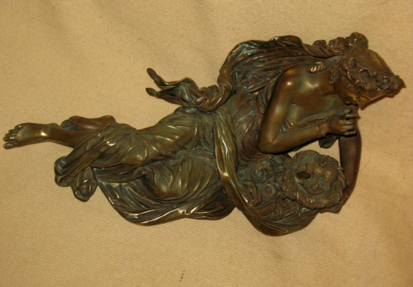 Scultura in bronzo di donna in stile antico con nido d'uccello, XIX secolo