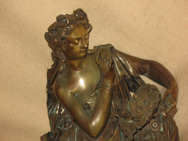 Scultura in bronzo di donna in stile antico con nido d'uccello, XIX secolo