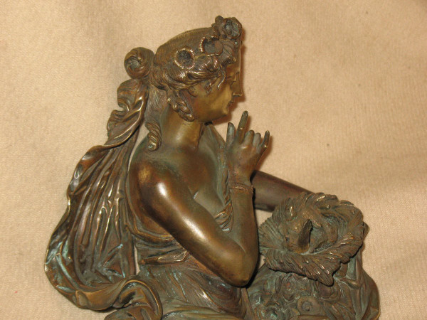 Scultura in bronzo di donna in stile antico con nido d'uccello, XIX secolo