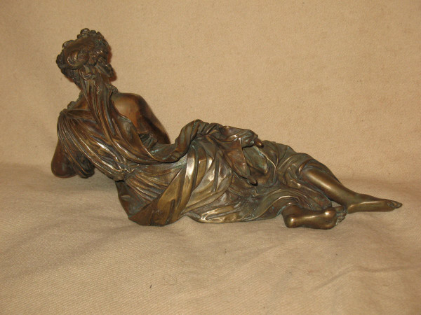 Scultura in bronzo di donna in stile antico con nido d'uccello, XIX secolo