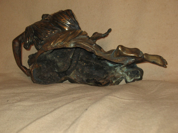 Scultura in bronzo di donna in stile antico con nido d'uccello, XIX secolo